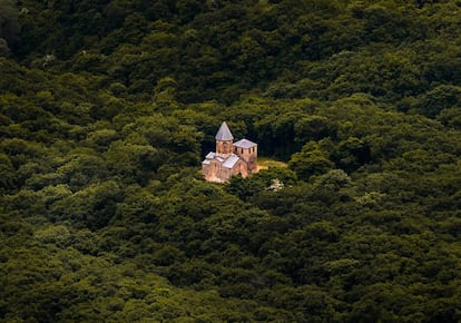 Foto aérea de un castillo en mitad de un bosque, en las cercanías de Tiflis, la capital de Georgia.