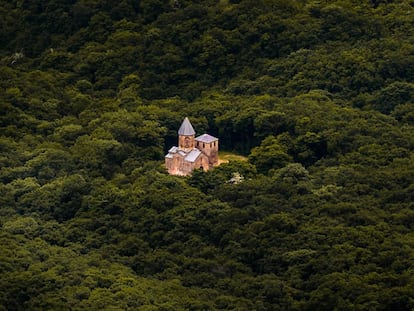 Foto aérea de un castillo en mitad de un bosque, en las cercanías de Tiflis, la capital de Georgia.