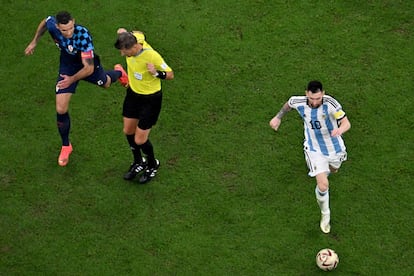 Lionel Messi, corriendo con la pelota ante la presión del defensa croata Dejan Lovren.