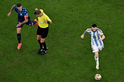 Lionel Messi, corriendo con la pelota ante la presión del defensa croata Dejan Lovren.