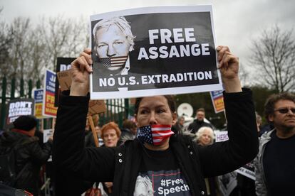 Protesto em apoio a Assange nesta segunda-feira em Londres.