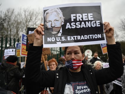 Protesto em apoio a Assange nesta segunda-feira em Londres.