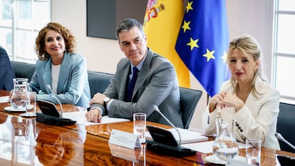 El presidente del Gobierno, Pedro Sánchez, flanqueado por la vicepresidenta primera del Gobierno y ministra de Hacienda, María Jesús Montero (izquierda) y la vicepresidenta segunda y ministra de Trabajo y Economía Social, Yolanda Díaz.