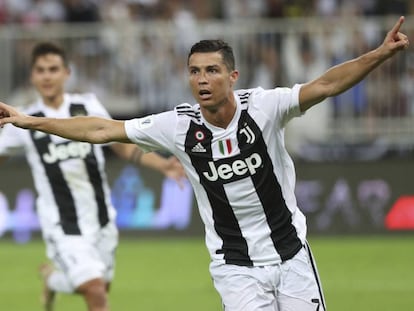 Cristiano Ronaldo e Dybala comemoram o único gol da Supercopa.