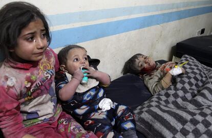 Tres niños sirios heridos reciben tratamiento en un hospital improvisado tras un ataque aéreo en el área industrial de Idlib, en el norte de Siria.
