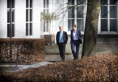 El primer ministro holand&eacute;s, Mark Rutte (dcha) conversa con el l&iacute;der del Partido Para la Libertad (PVV) Geert Wilders, durante la reuni&oacute;n que han mantenido hoy en Catshuis, residencia oficial del primer ministro, en La Haya.