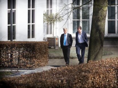 El primer ministro holand&eacute;s, Mark Rutte (dcha) conversa con el l&iacute;der del Partido Para la Libertad (PVV) Geert Wilders, durante la reuni&oacute;n que han mantenido hoy en Catshuis, residencia oficial del primer ministro, en La Haya.