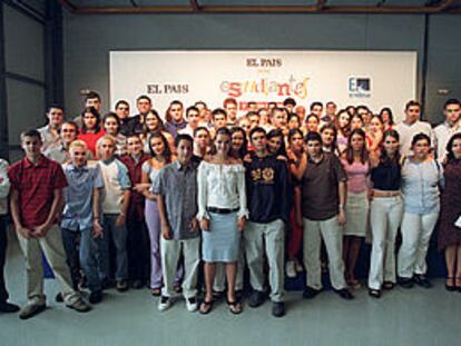 Los equipos ganadores de <b></b><i>EL PAÍS de los estudiantes,</i> tras la entrega de premios en las rotativas de EL PAÍS.