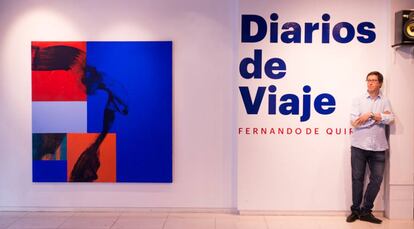 El pintor Fernando de Quirós en la exposición 'Diarios de Viaje'.