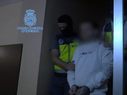 Los agentes trasladan a Daniel Baíllo, tras su arresto en Cartagena este martes.