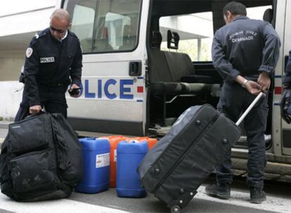 Los agentes cargan en una furgoneta el material explosivo hallado en un garaje de Grenoble.