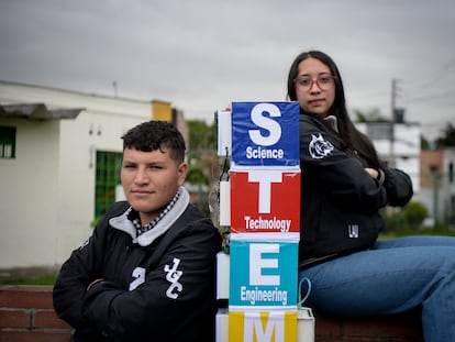 Samuel y Laura, dos de los seis integrantes del grupo Developers Mind, que ha creado una Planta de tratamiento de aguas grises: IoT Water, en Bogotá (Colombia), el 16 de noviembre de 2022.