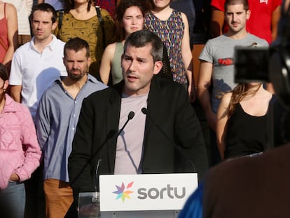 El secretario general de Sortu, Arkaitz Rodríguez, durante una comparecencia pública por el 10º aniversario del cese definitivo de la actividad armada de ETA.