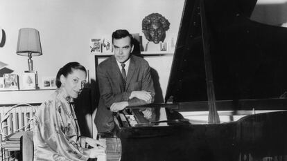 La pianista estadounidense Rosalyn Tureck con su marido, James Hainds, en su casa de Londres, 1962.