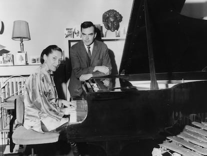 La pianista estadounidense Rosalyn Tureck con su marido, James Hainds, en su casa de Londres, 1962.