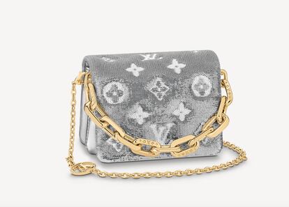 La versión más festiva del bolso Beltbag Coussin de Louis Vuitton es este confeccionado en lentejuelas plateadas recreando el Monogram de la marca y con una gruesa cadena dorada.

1.950€
