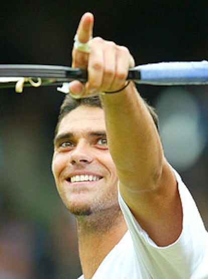 Mark Philippoussis celebra un tanto ganador.