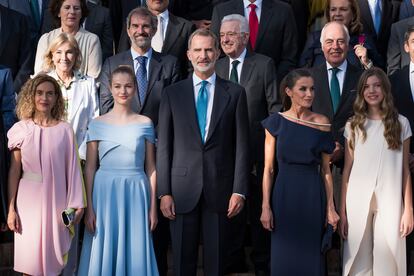 La entrega de premios, celebrada en Cornellà de Llobregat el 4 de julio, supone la primera vez en la que la Familia Real se deja ver junta de forma oficial desde el regreso de la princesa Leonor del internado de Gales en el que cursa el Bachillerato. Para la foto de familia, Felipe VI y su familia han posado junto a la presidenta del Congreso de los Diputados, la barcelonesa Meritxell Batet, y la ministra de Educación, Pilar Alegría.