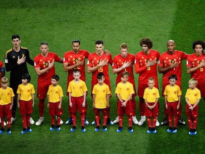 Seleção belga durante a execução do hino nacional antes do jogo contra o Brasil.