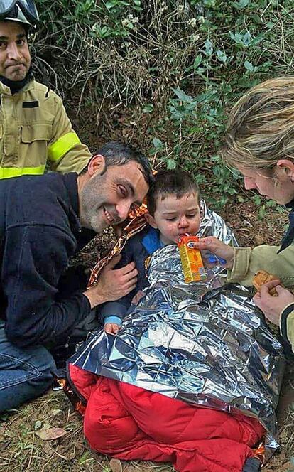 En Jordi, un nen de 3 anys, passa més de 19 hores perdut al bosc mentre un gran dispositiu de voluntaris el busca tota la nit de Cap d'Any i el primer dia del 2016. Finalment, uns voluntaris el troben sa i estalvi.