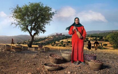 Imagen del mes febrero del calendario: Nadia Fatmi, presidenta de la cooperativa de mujeres Tighanimine en Marruecos. Recolectan y procesan el valioso aceite de argán.