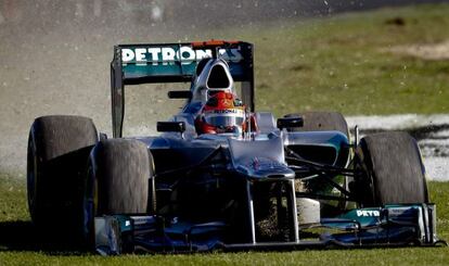 El piloto alemán Michael Schumacher se sale de la pista en el GP de Australia.