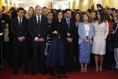 Inés Arrimadas, portavoz de Cs, con dirigentes del partido el día de la Constitución, en el Congreso.