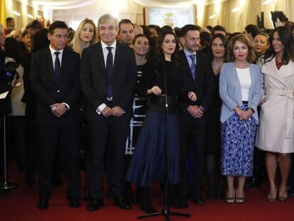 Inés Arrimadas, portavoz de Cs, con dirigentes del partido el día de la Constitución, en el Congreso.