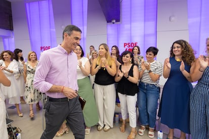 El presidente del Gobierno, Pedro Sánchez, se reúne con las secretarias y portavoces de Igualdad de los territorios y en las Cortes, este viernes en la sede del PSOE en Madrid en una imagen difundida por el partido.