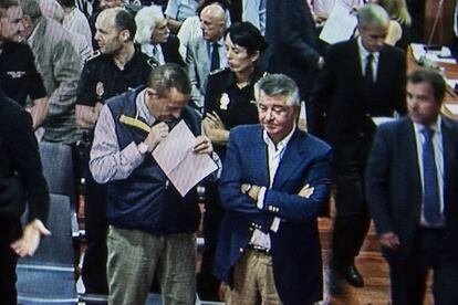 Imagen captada de un monitor en la sala de prensa de la Audiencia. El exalcalde de Marbella Julián Muñoz, a la izquierda, y el cabecilla de la trama, Juan Antonio Roca, en primer término, momentos antes de comenzar la lectura pública de la sentencia.