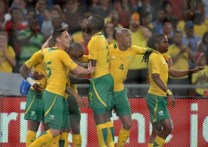 Los jugadores del Sudáfrica celebran su gol a España