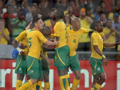 Os jogadores da África do Sul comemoram o gol.