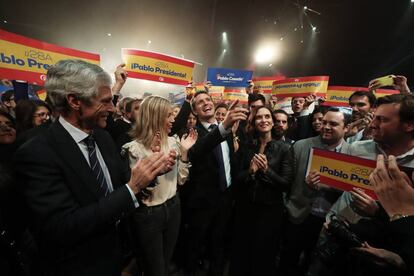 El candidato del Partido Popular a la presidencia del Gobierno, Pablo Casado (en el centro), acompa?ado por su esposa, Isabel Torres (segunda por la izquierda), y Adolfo Surez Illana (primero por la izquierda), entre otros, en el acto de inicio de campa?a electoral que los populares celebraron en la media noche del jueves al viernes.