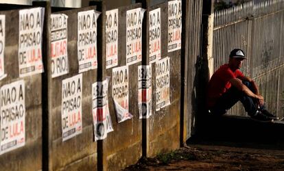 Apoiador de Lula perto da sede da PF, onde o ex-presidente está preso.