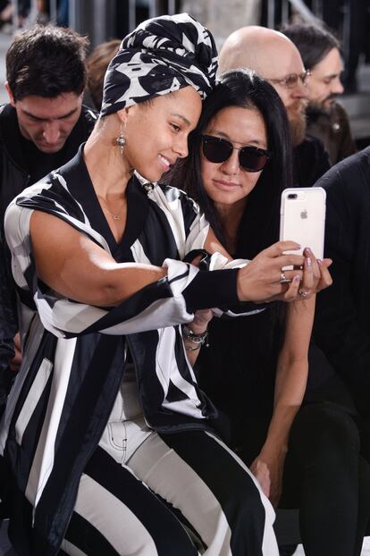 La cantante Alicia Keys y, a la derecha, la diseñadora Vera Wang en el desfile de Rick Owens.