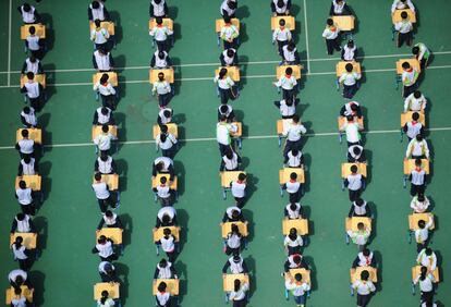 Estudiantes chinos juegan al ajedrez durante una competición en Shenyang (China).