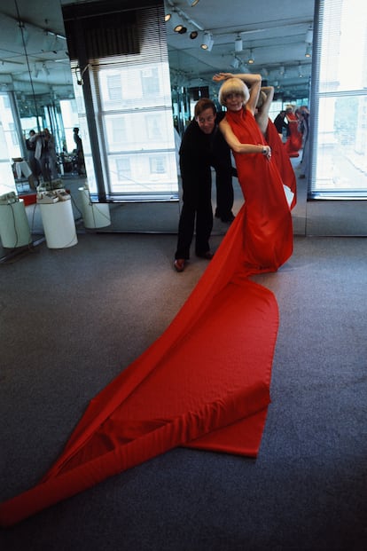 Roy Halston, en su estudio, con Carol Channing en 1977.