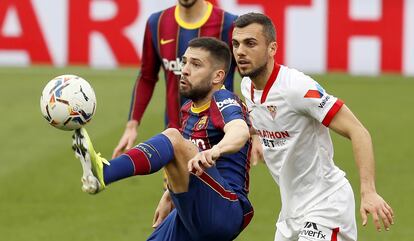 Jordi Alba controla el balón ante Joan Jordán este sábado en el Sánchez Pizjuán.