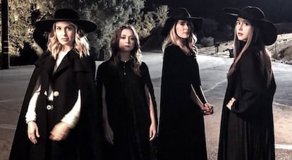 Las brujas de 'American Horror Story: Apocalypse': de izquierda a derecha, Leslie Grossman, Billie Lourd, Sarah Paulson y Taissa Farmiga.