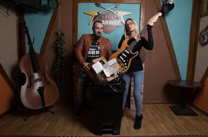 Eduardo Sánchez y Natalia Kostrzewa, socios y regentes del bar Starway Rock de Alcalá de Henares (Madrid).