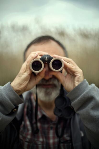 Desde hace casi cuatro décadas, Josep del Hoyo recorre el mundo en busca de aves. Siempre pertrechado con su kit completo: prismáticos, guía de campo, libreta para apuntar y cámara de vídeo.