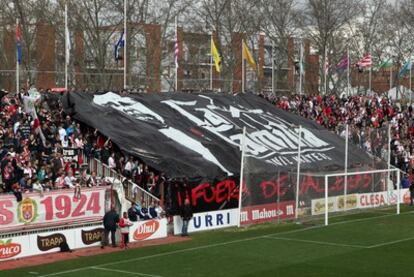 El enorme telón de la afición del Rayo con la imagen de la película 'El Padrino' acompañado por las palabras: "La Familia Ruiz-Mateos".