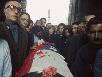 Funeral de Neruda, en Santiago de Chile en 1973. En el centro, la viuda del poeta.