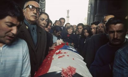 Funeral de Neruda, en Santiago de Chile en 1973. En el centro, la viuda del poeta.