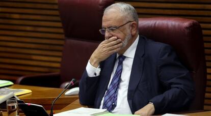 El presidente de las Cortes, Juan Cotino, durante un pleno.