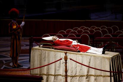 El cuerpo del papa emérito yace en la Basílica de San Pedro en el Vaticano, el lunes.