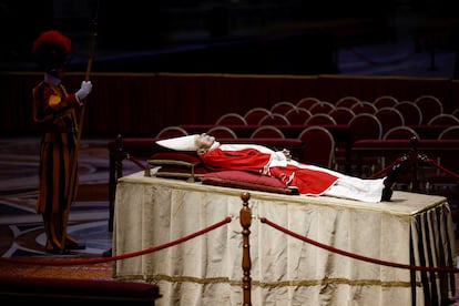 El cuerpo del papa emérito yace en la Basílica de San Pedro en el Vaticano, el lunes.