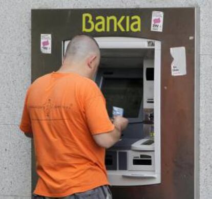 Un hombre saca dinero de un cajero automático de Bankia en Madrid. EFE/Archivo