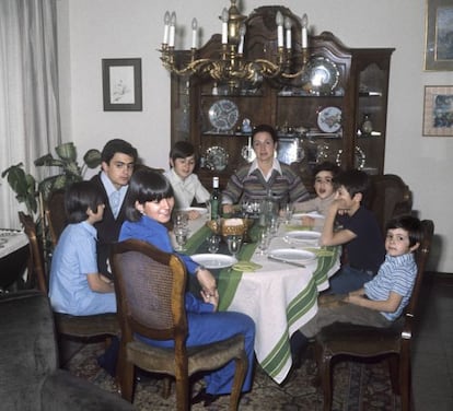La familia de Jordi Pujol en el comedor de su casa en el año 1977.