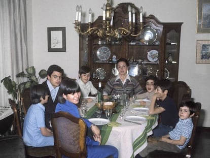 La familia de Jordi Pujol en el comedor de su casa en el a&ntilde;o 1977. 